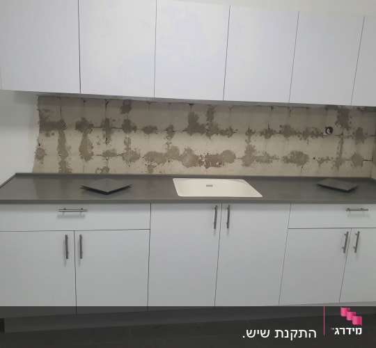 שיש אפור במטבח עם כיור לבן